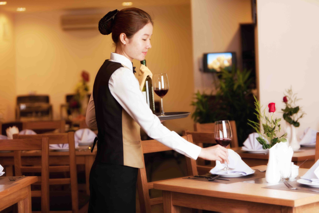 Sử dụng hệ thống máy chấm công cho nhà hàng, khách sạn